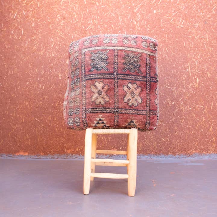 POUF EN LAINE VIOLET À ORNEMENTS pour la vente par Daridecoo