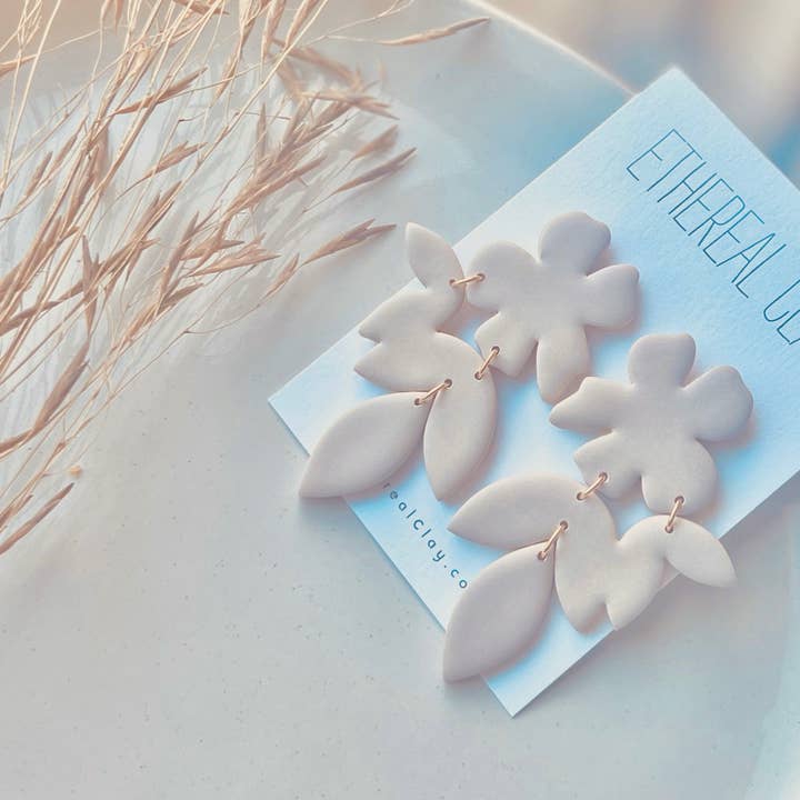 Boho blommiga lerörhängen, vårstilörhängen för wholesale av Ethereal Clay