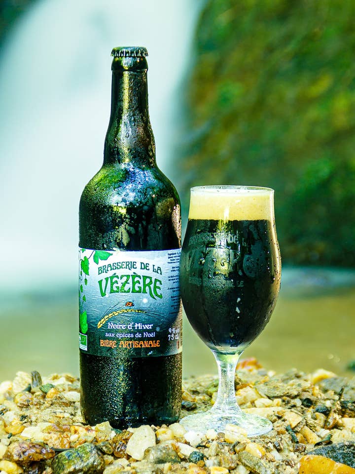 Bière Noire aux épices de Noël bio artisanale 6% 75L pour la vente par Brasserie de la Vézère