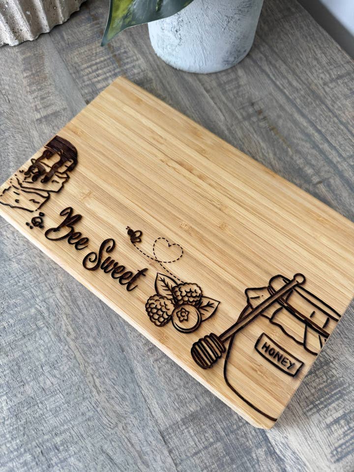 Bee Sweet Charcuterie-bræt for engroshandel hos The Sassy Barn