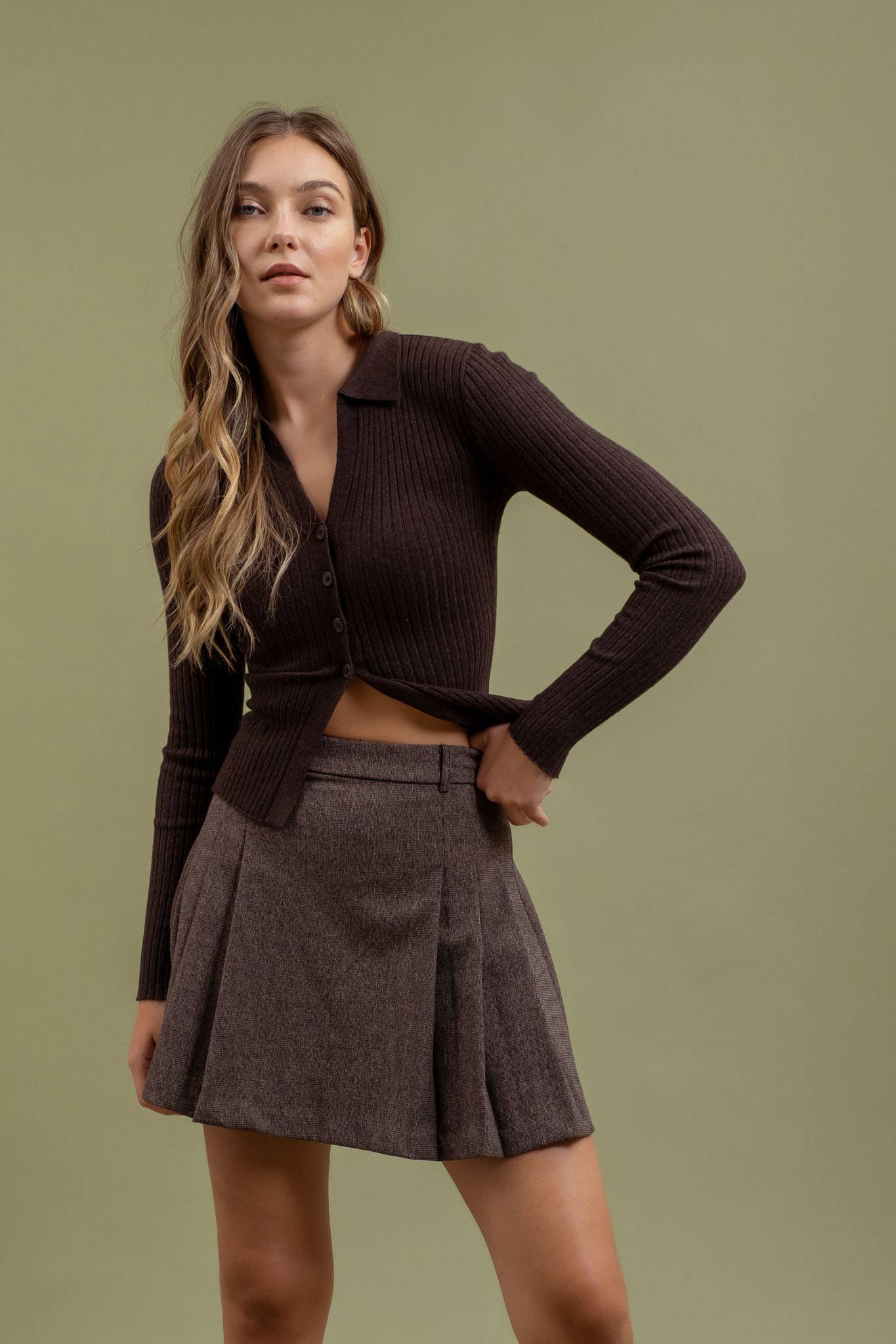 The Workshop Studio - Wholesale Gebreide top - Dames - TRUI MET KRAAG EN KNOPEN AAN DE VOORKANT, GEBREIDE TOP MET LANGE MOUWEN22