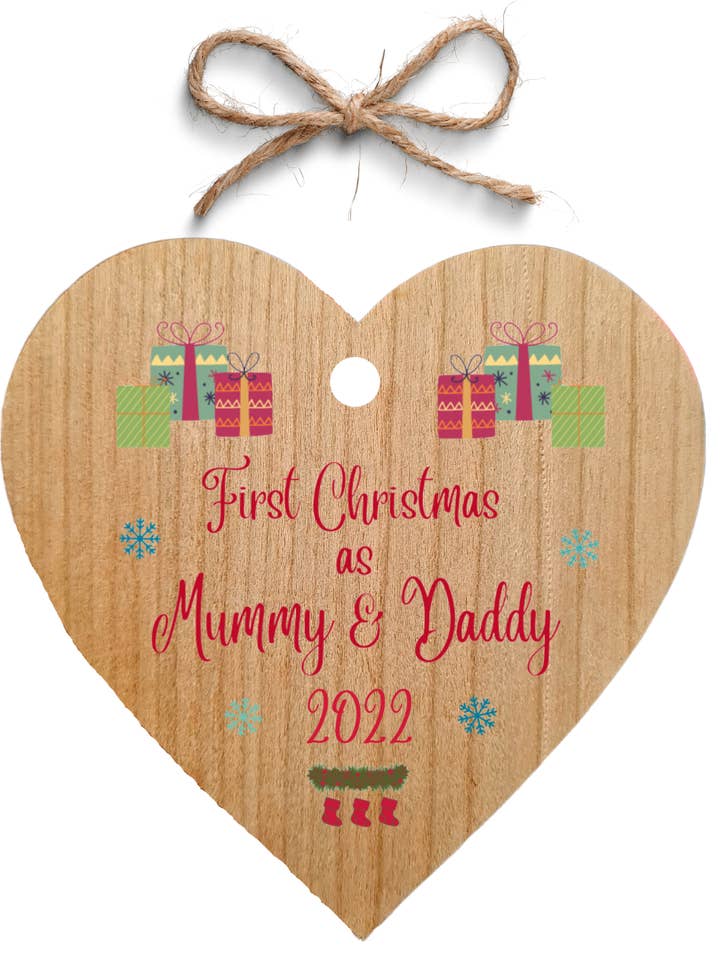 Second Ave First Christmas as Mummy & Daddy Bola de madera de cerezo para colgar en forma de corazón para árbol de Navidad para venta al por mayor de Second Ave Gift Company