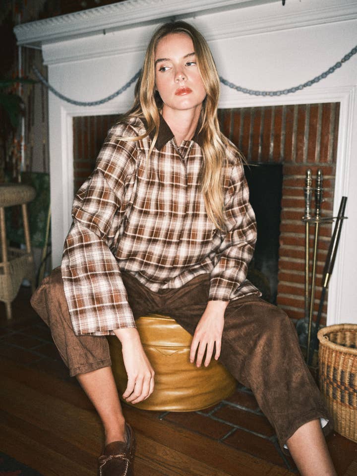 AJJ5124 RUTIG A-LINJE BEKVÄM JACKA MED KONTRASTERANDE KRAGE för wholesale av Aaron & Amber