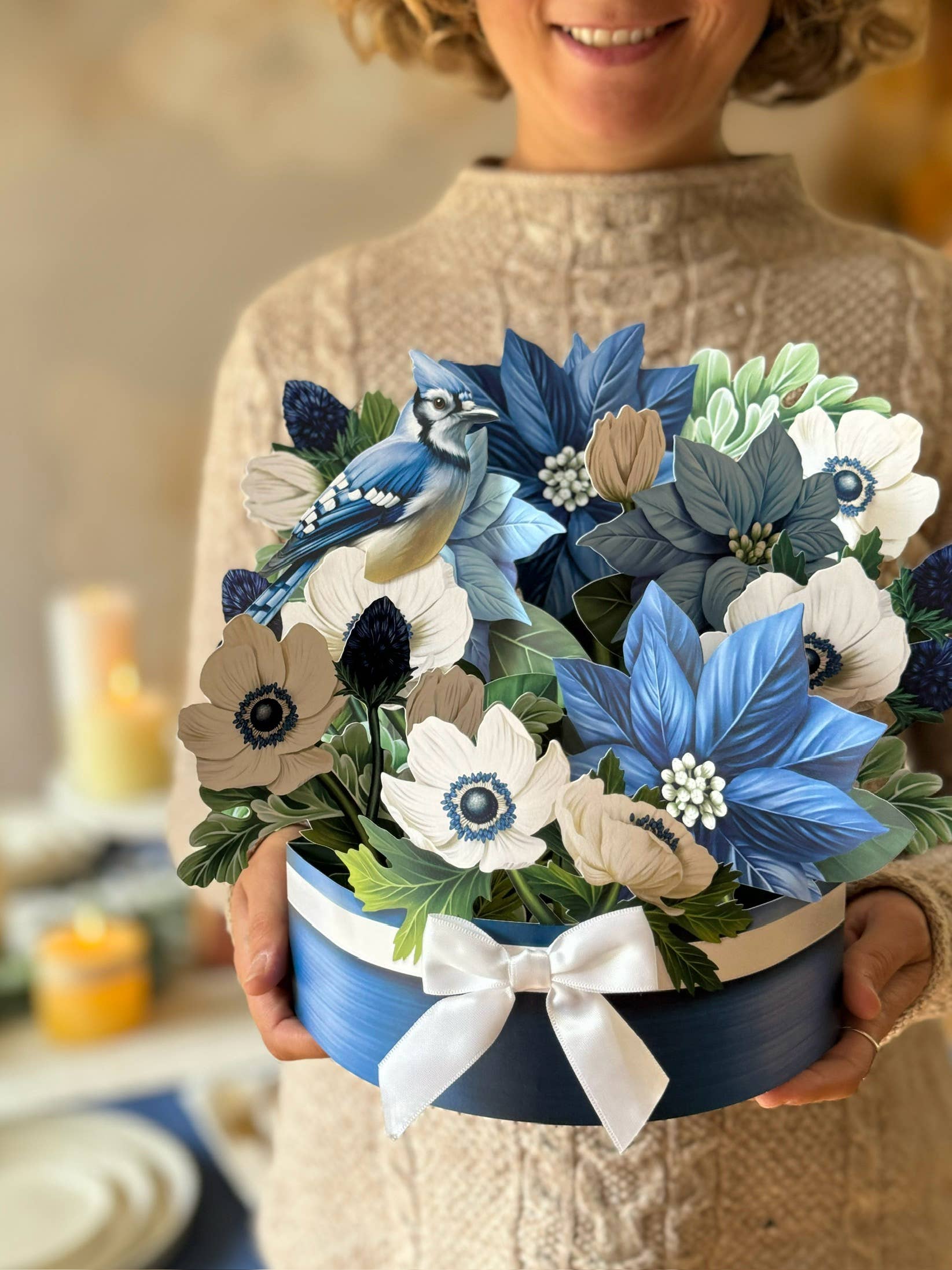 FreshCut Paper LLC - Venta al por mayor Tarjetas de felicitación - Flor de pascua azul (8 tarjetas de felicitación desplegables)2