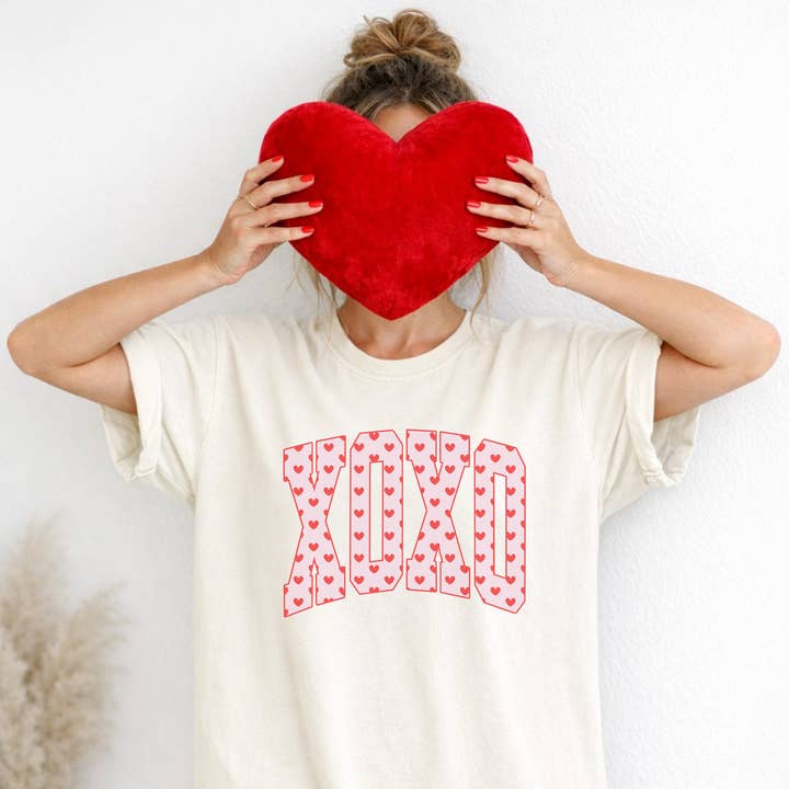 XO Hjerte Print Grafisk T-shirt – Valentinsdag for engroshandel hos Hey Jude Graphic Tees