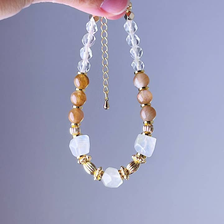 Bracelet en cristal de pierre de lune bleue et de pierre de soleil orange pour la vente par Ninaouity