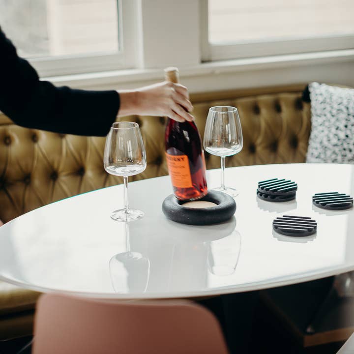 pretti.cool – Engroshandel Bordskånere – Coaster sæt | Sort Terrazzo