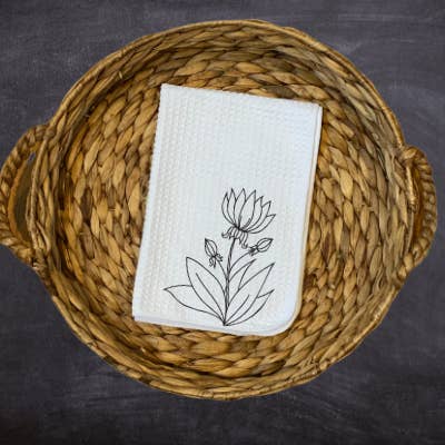 Toalla de mano Spring Black & White Flower para venta al por mayor de The Adorned Willows Marketplace LLC