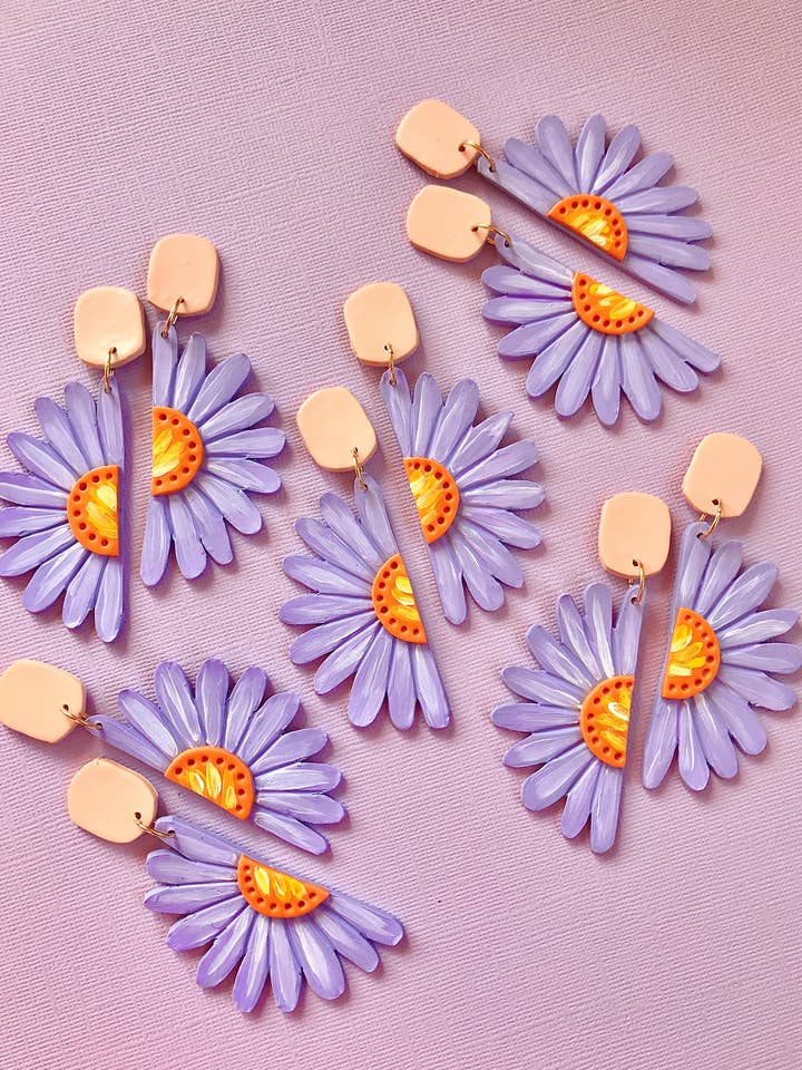 Boucles d'oreilles en argile moderne marguerite violette pour la vente par Sun Sprinkles
