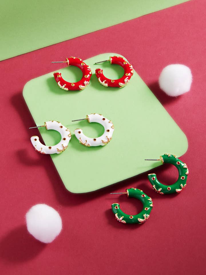 Créoles rondes de Noël en émail en pain d'épice pour la vente par Designature New York