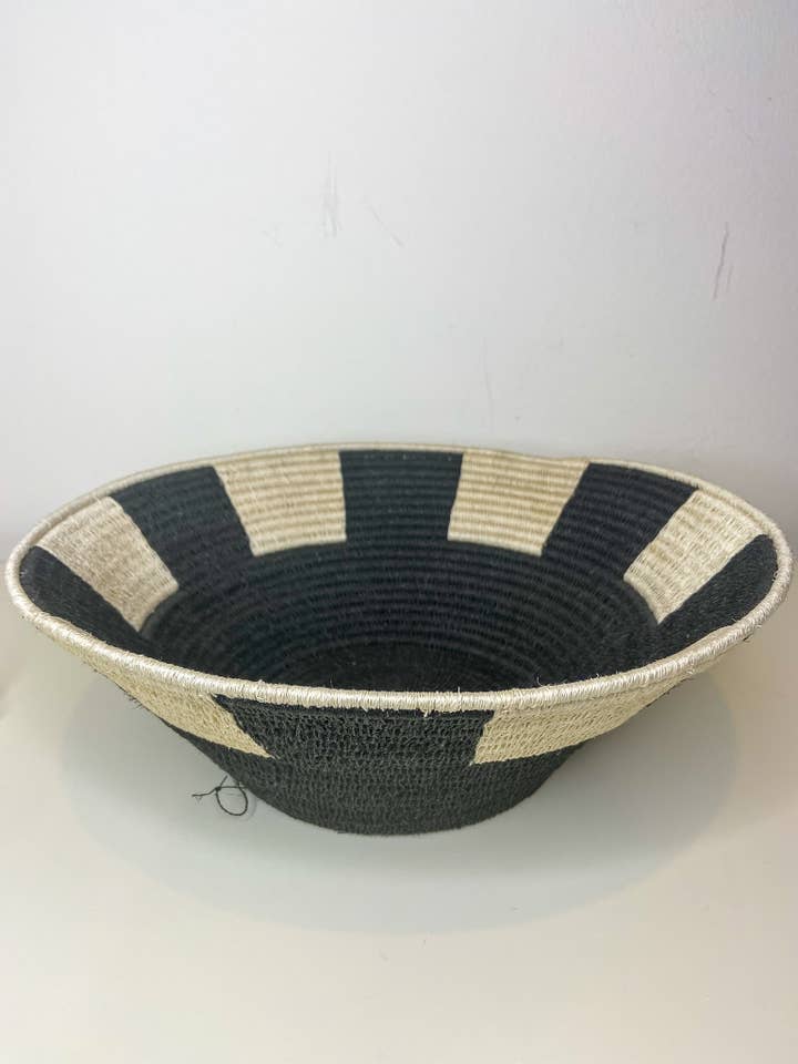 Grand panier en sisal - 016 pour la vente par Eve & Nico Gifts & Home Decor