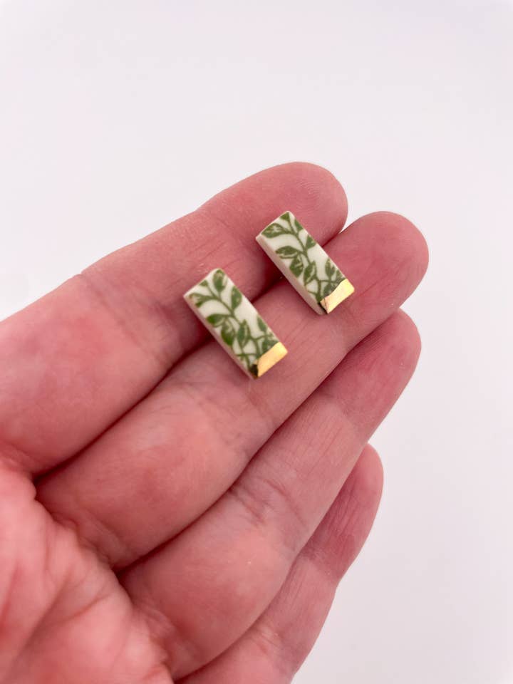 Brincos Retangulares Verdes em Forma de Pau da China (Opções) por atacado de Clay Blanca