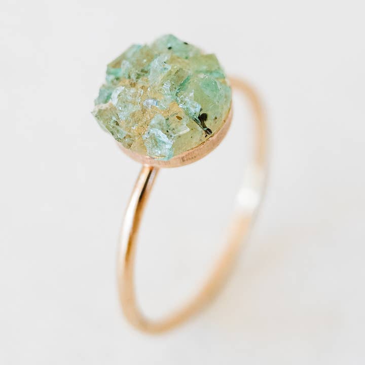 Anello in mosaico con smeraldo grezzo per la vendita all'ingrosso da parte di luxe.zen