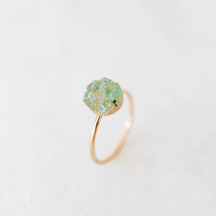 Bague en mosaïque d'émeraude brute pour la vente par luxe.zen