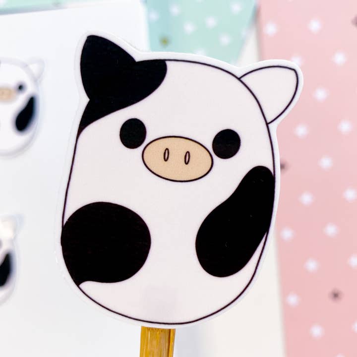 Leuke Squishmallow geïnspireerde koe waterdichte sticker voor wholesale door Simply Bella Handmade