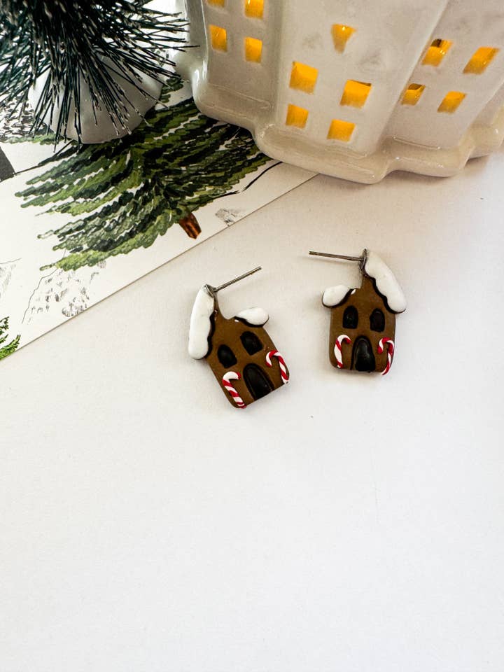 Orecchini a forma di casetta di pan di zenzero | Orecchini bastoncino di zucchero natalizio | Gioielli artigianali in argilla polimerica per le festività per la vendita all'ingrosso da parte di Mountain Made Clay - Handmade Polymer Clay Earrings