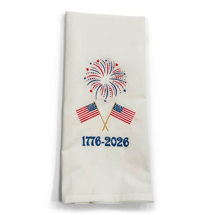Serviette - 1776 Drapeaux et Feux d'artifice sur fond blanc pour la vente par Vibrantly Blue