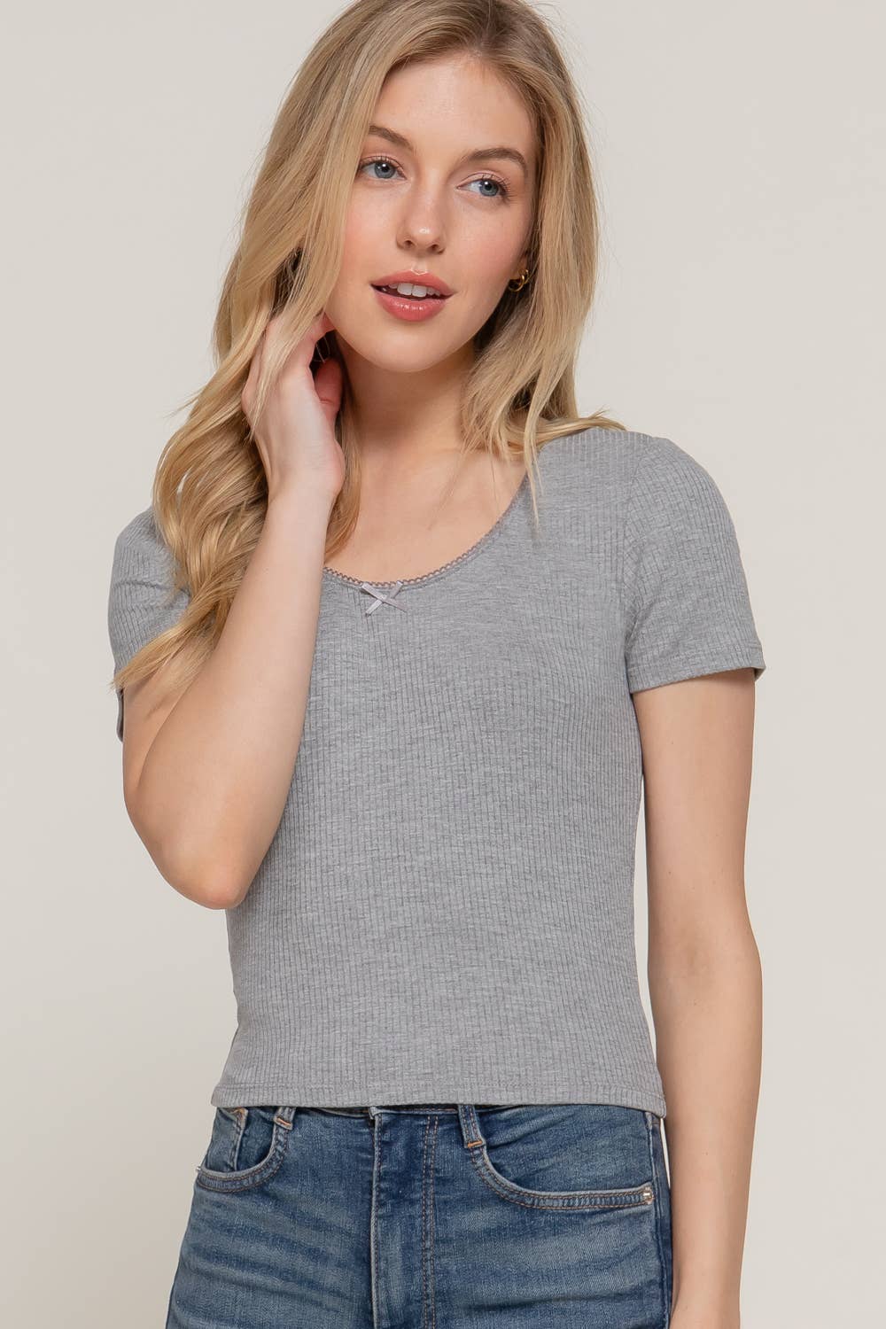 Active Basic | Active USA – wholesale Stickad topp - Dam – Kortärmad topp med rund halsringning, spets och satinrosett i ribbstickat tyg27