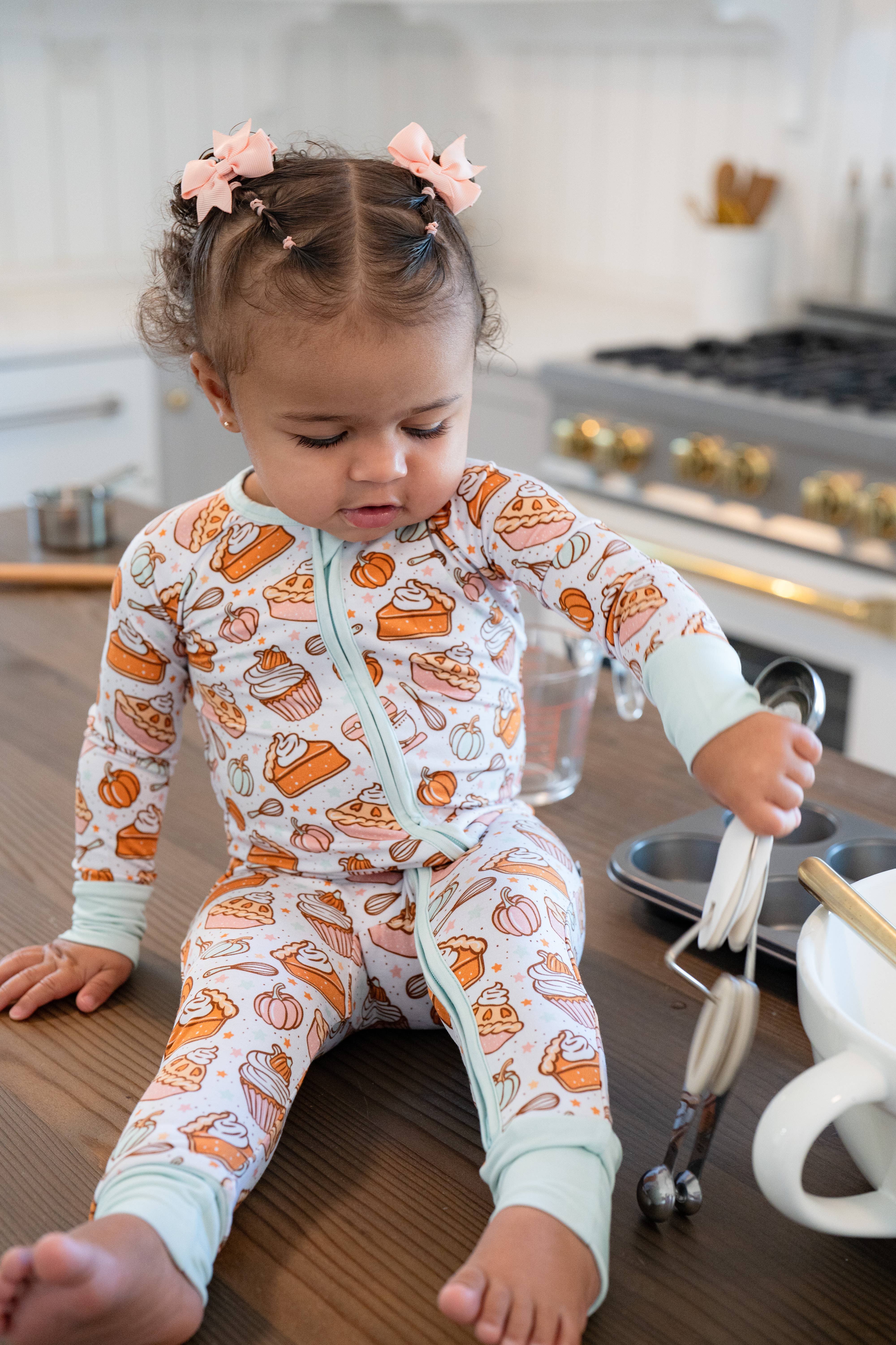 Boosh Baby - Vente Bas de pyjama – enfant - Pyjama grenouillère en bambou Zippy pour la cuisson des tartes à la citrouille pendant les fêtes 🥧 ✨6