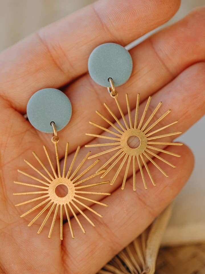 HELIA - runde himmelblaue Polymer Ton Ohrringe mit Sonnen-Anhänger für den Großhandel von walnutandcherry