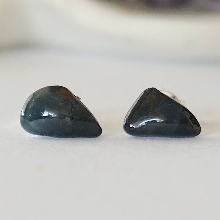 Orecchini a forma di occhio di tigre blu, borchie blu, cristallo June per la vendita all'ingrosso da parte di Raw Stone Elegance