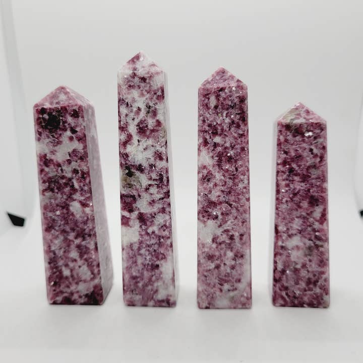Obélisque en cristal de lépidolite, tour de 3-4 pouces pour la vente par The Raven's Edge