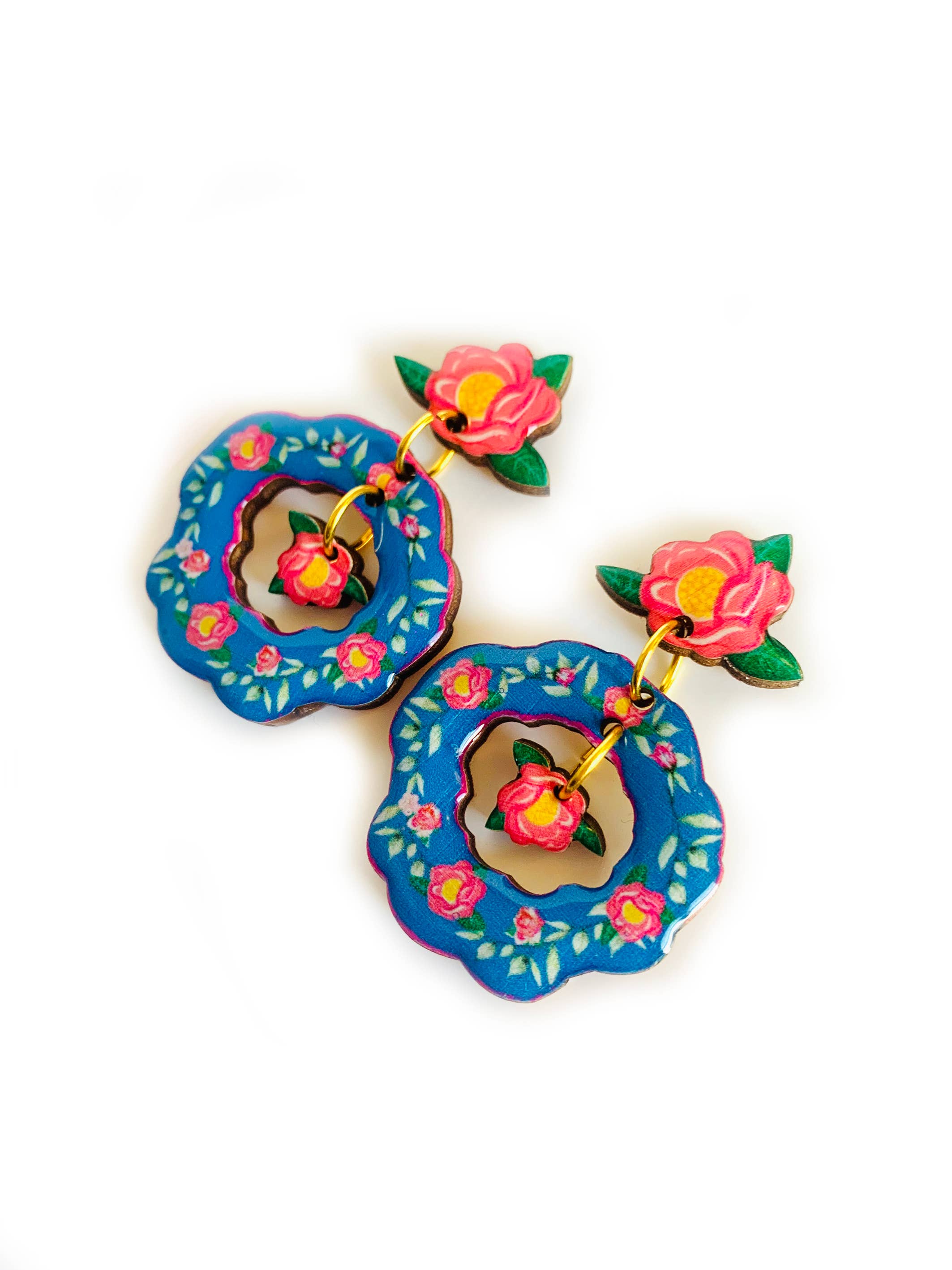 Rosie Rose Parker – Großhandel Ohrhänger – Blumige Statement-Ohrhänger mit blauen Blumen für den Sommer9