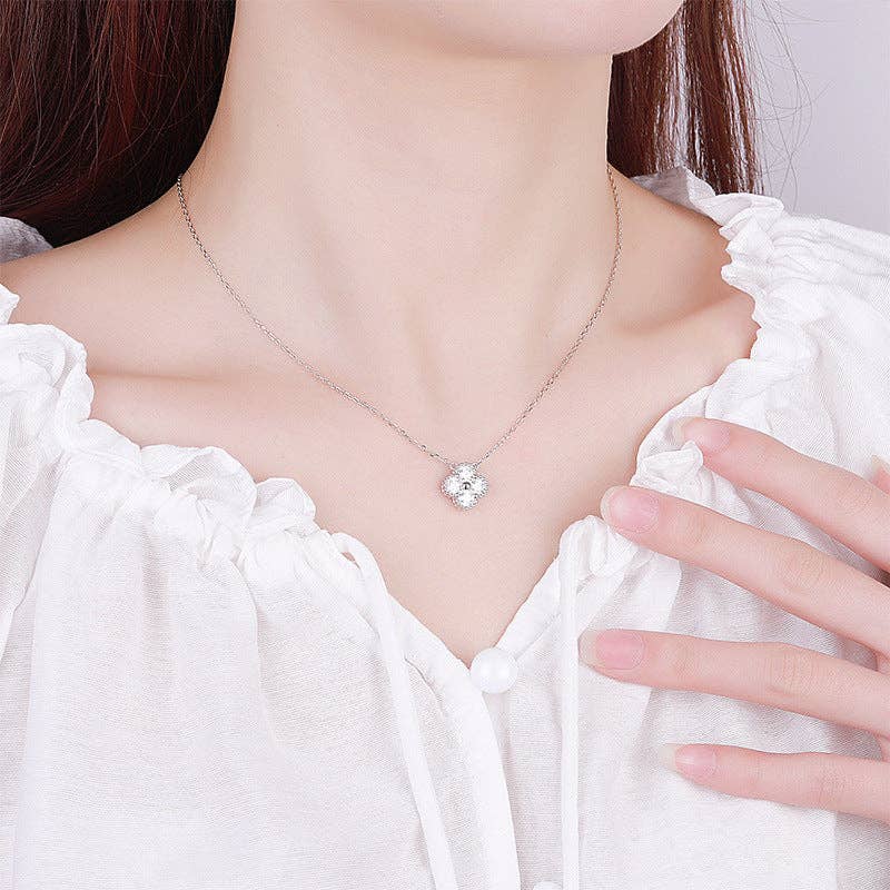 Perimade & Co. LLC – Großhandel Kette mit Anhänger/Charm – Moissanite Halskette mit vierblättrigem Kleeblatt aus 925er-Sterlingsilber4