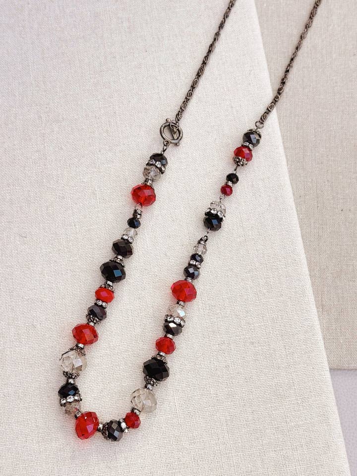 Collier Long en Perles avec Cristaux Rouge Métal et Noir Gunmetal pour la vente par Juniper Wish