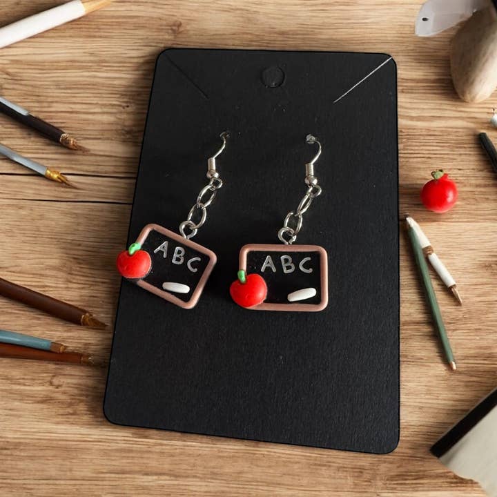 Lærer Tavle Øreringe – Håndlavet Skolesmykke for engroshandel hos Crafting Queens