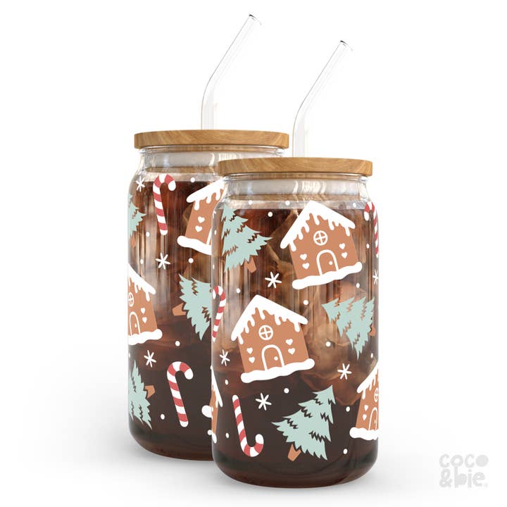 Tasse en verre 16oz en forme de canette Maison en pain d'épices - Noël, Pâtisserie pour la vente par coco+bie designs