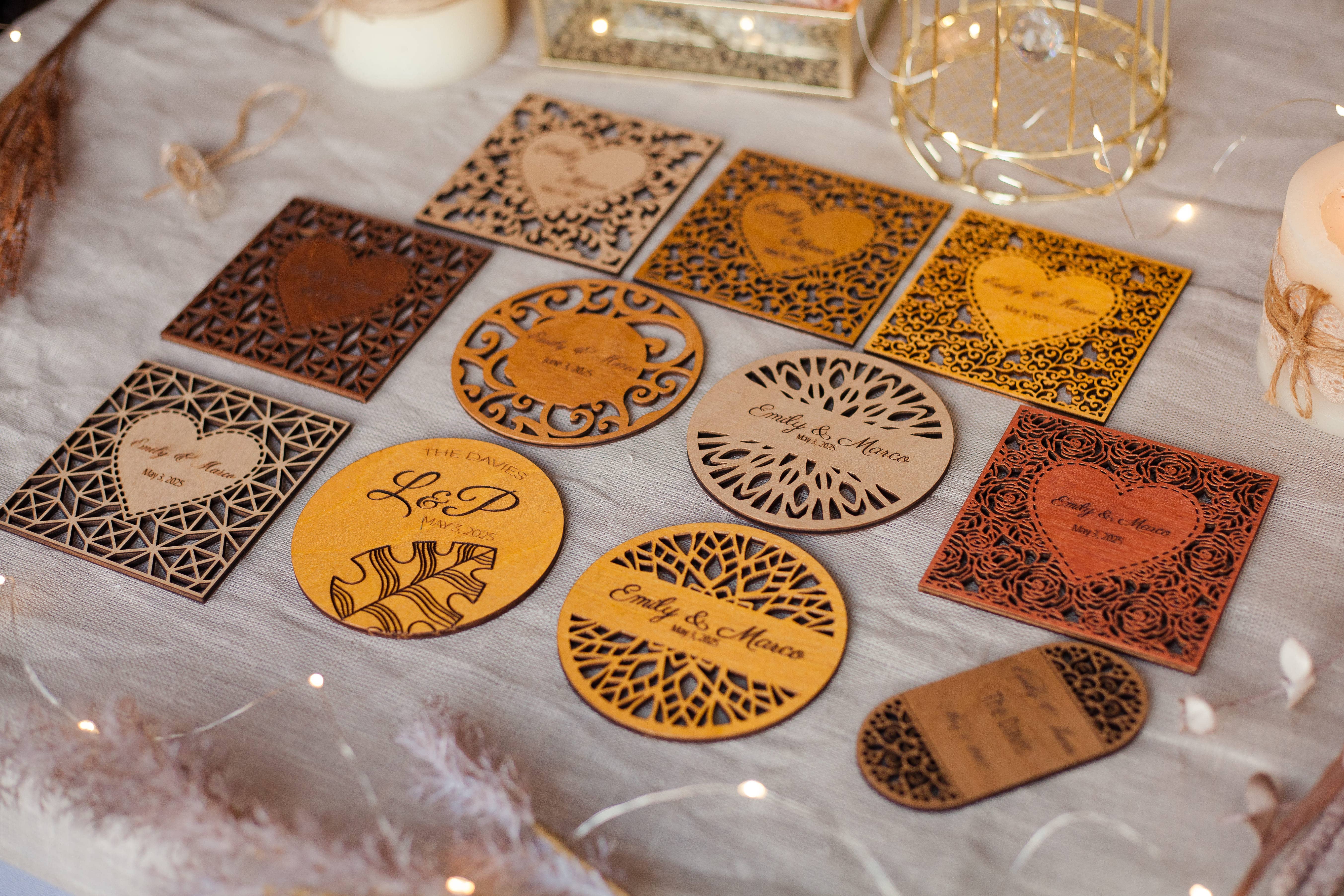 Cherish Deal - Vendita all'ingrosso Regalini per gli invitati - Sottobicchiere in legno inciso – Bomboniera per gli ospiti di matrimonio3