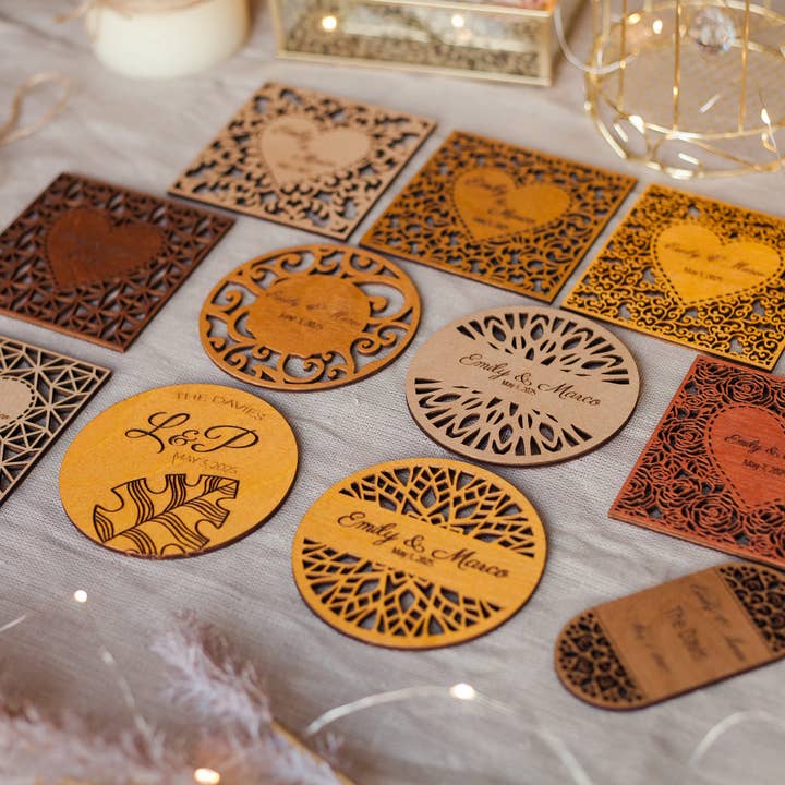 Cherish Deal - Vendita all'ingrosso Regalini per gli invitati - Sottobicchiere in legno inciso – Bomboniera per gli ospiti di matrimonio3