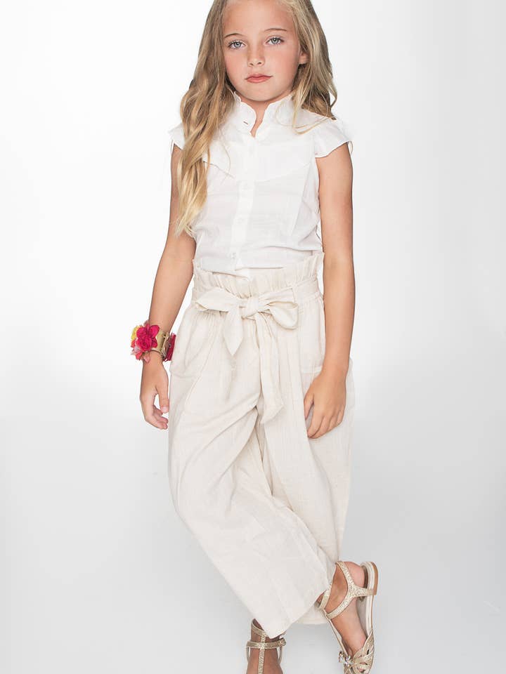 Top blanco con volantes y pantalones beige con bolsa de papel, 2 unidades. Set para venta al por mayor de Yo Baby