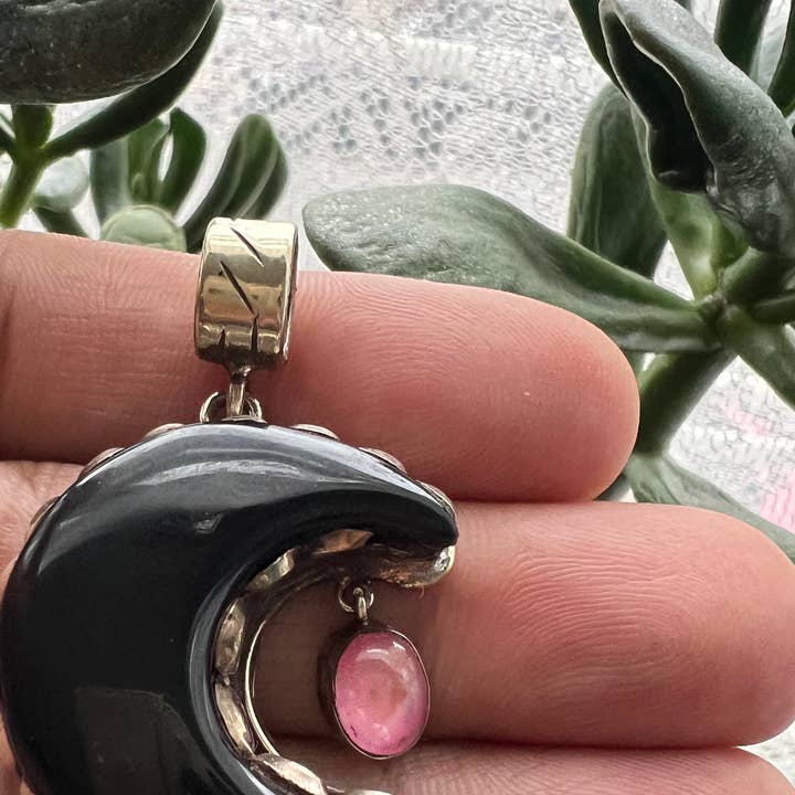 Halvmåne med svart onyx och rosa regnbågsmånsten hänge för wholesale av GTG Gems Corp