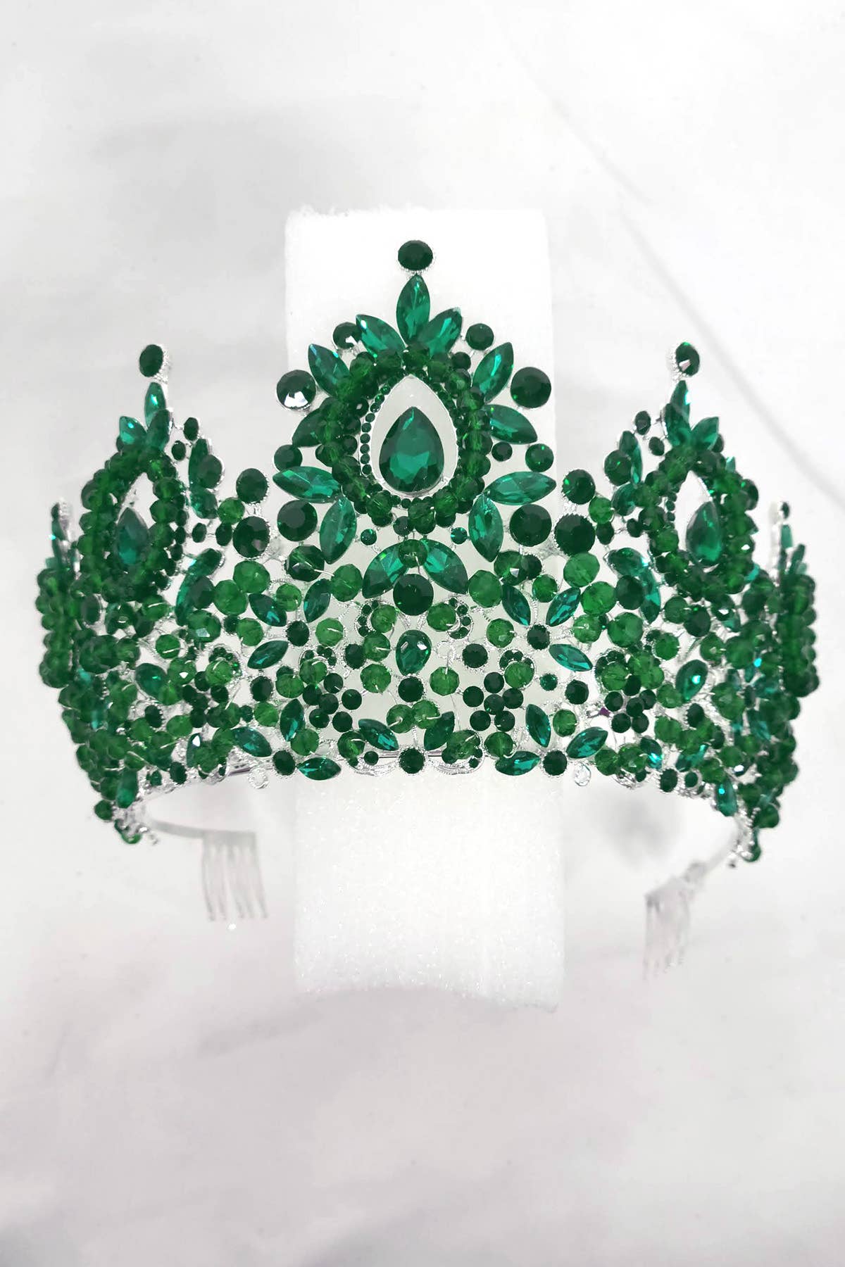 Chicas - Wholesale Tiara - Women's - Metal tiara with crystal balls and jewel rhinestones HT9627