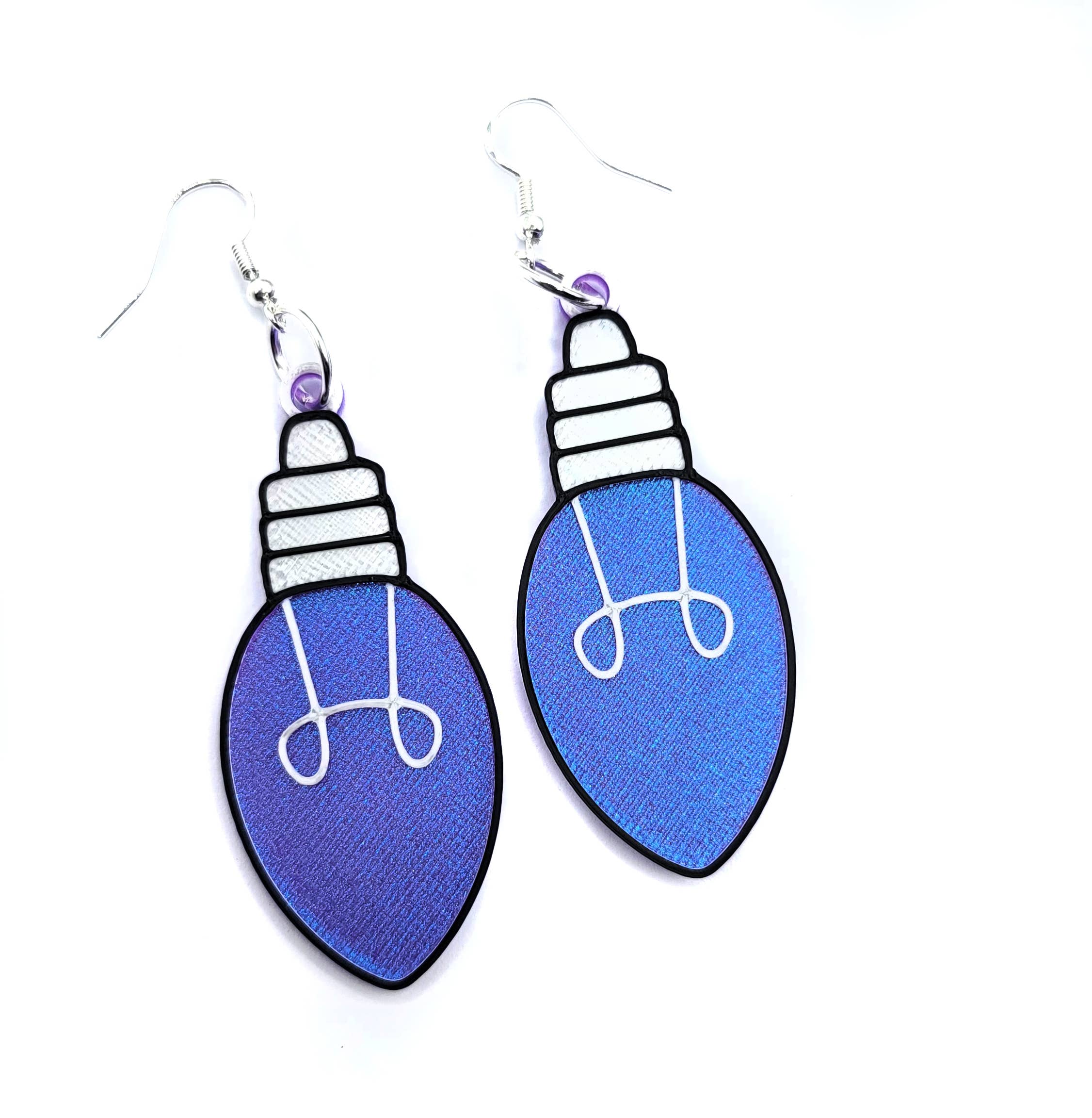 Printy Vibes - Venta al por mayor Pendientes colgantes - Pendientes llamativos con forma de bombilla navideña iridiscente de color morado