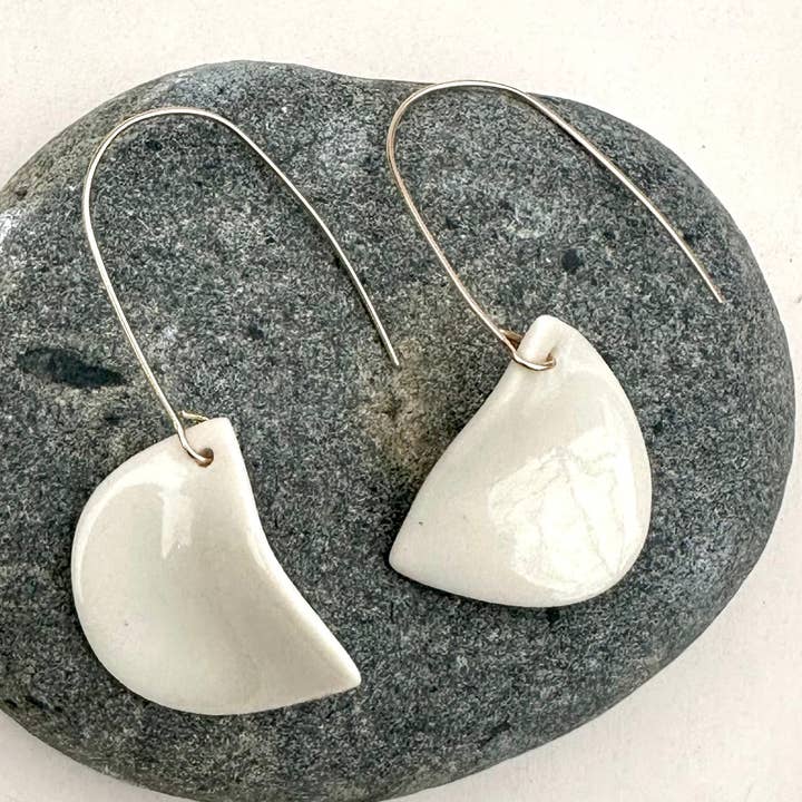 Halve maan twist oorbel voor wholesale door Grounded Ceramics