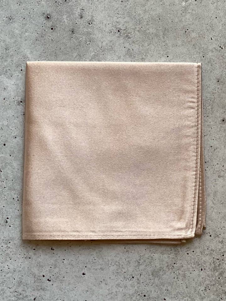 Pochette en soie champagne pour la vente par London Jae Apparel