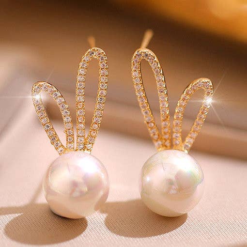 Pendientes delicados y bonitos con forma de conejito y perlas en cobre macizo y otras tendencias de Resultados para lupulo al por mayor. Devoluciones gratuitas y condiciones de pago a 60 días en Faire en Faire.