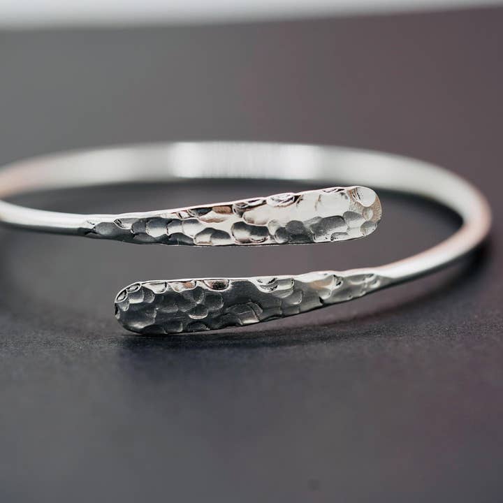 Kaali Boutique - Vendita all'ingrosso Bracciale a polsino - Bracciale in Argento Martellato, Bracciale Antiossidante1