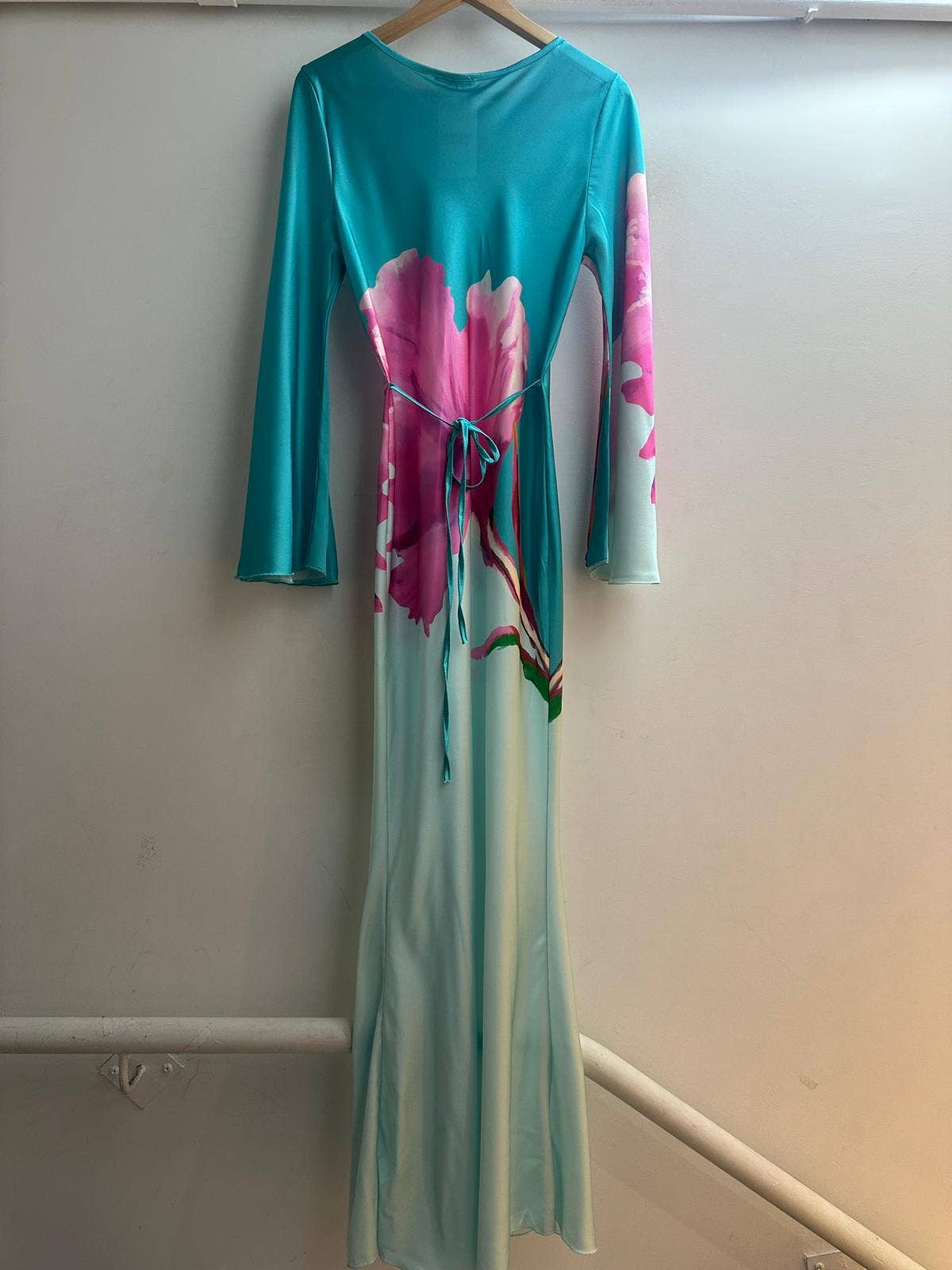 LORIANE – Großhandel Kleid – Damen – LORIANE Bedrucktes langes Kleid mit Bindebändern1