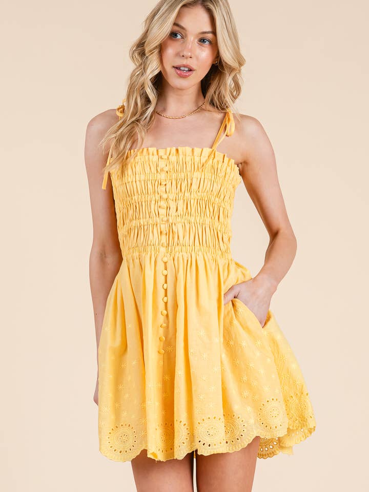 Vestido mini com bordado smock e botões. por atacado de BABY PINK