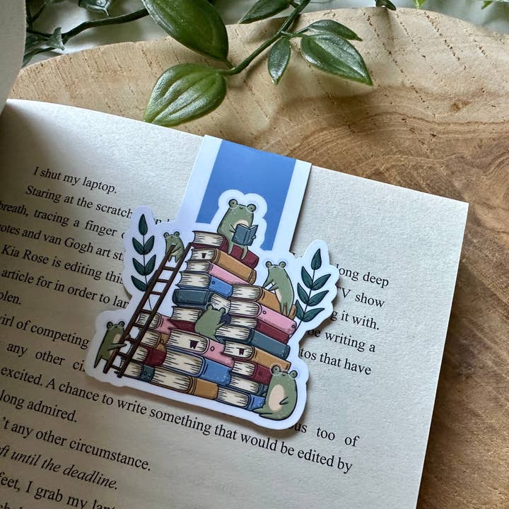 Froggie Book Stack Magnetic Bookmark for wholesale by Magic&Books