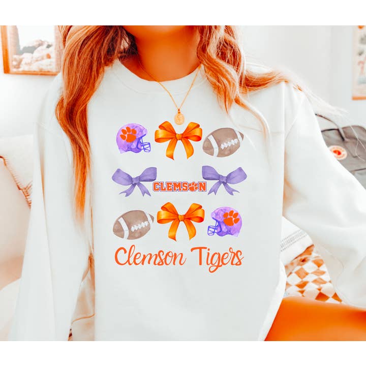 Sweat-shirt de football Clemson Tigers en fausse fourrure à paillettes pour la vente par Gia Gifts Boutique