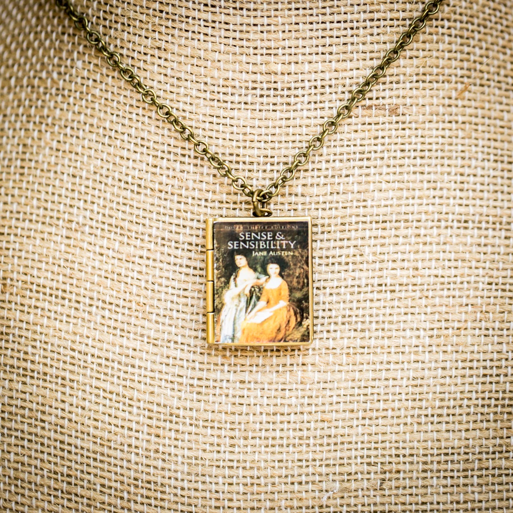 Adorned by Aisha - Vendita all'ingrosso Collane con medaglione - Collana con ciondolo libro stile Jane Eyre18