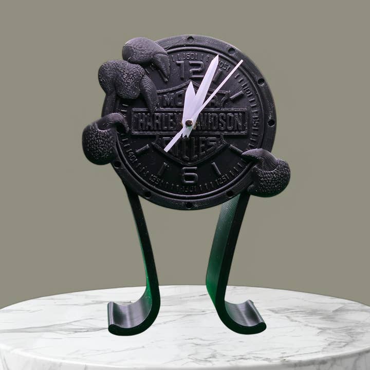 Support de casque et horloge inspirés par Harley Davidson – Organisateur de bureau unique pour motards, décoration fonctionnelle et cadeau pour les passionnés de moto. pour la vente par PerfectionIn3D