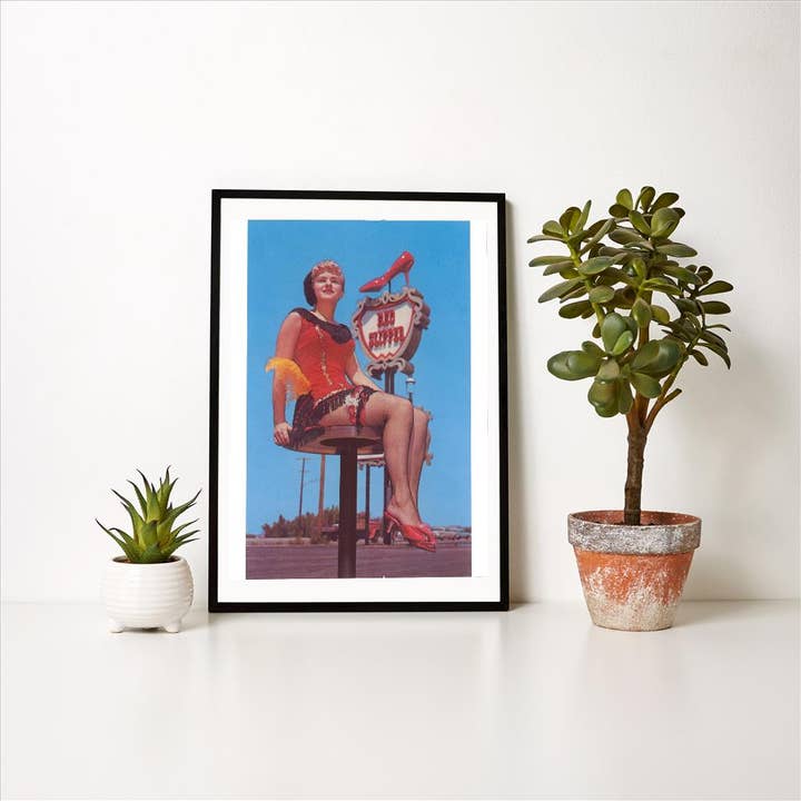 Found Image Press – wholesale Konsttryck – Konsttryck NP-1015 Showgirl på upphöjd plattform1