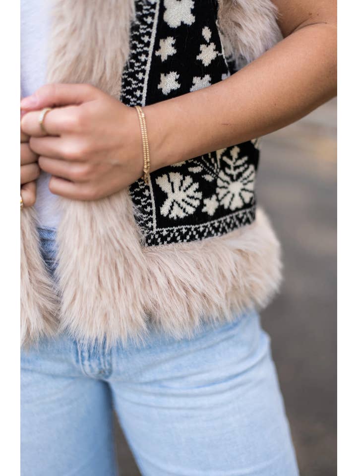 Stellino - Wholesale Outerwear Vest - Women’s - Fern Fur Trim Vest | Black5