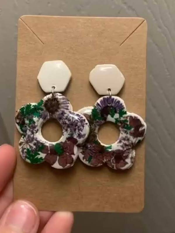 Fleurs bohèmes avec fleurs violettes pour la vente par Polymearrings Jewelry Co.